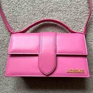 Handbag with adjustable crossbody strap

- Small handle
- Removable strap